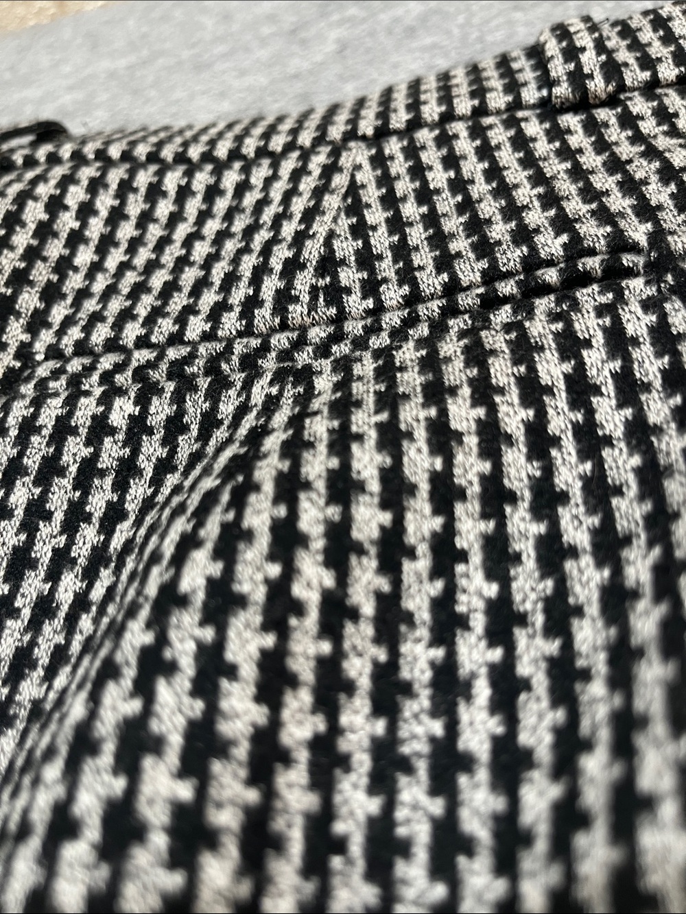 MaxMara Weekend Women’s Black and White Houndstooth Dress Pants - Picture 3 of 5